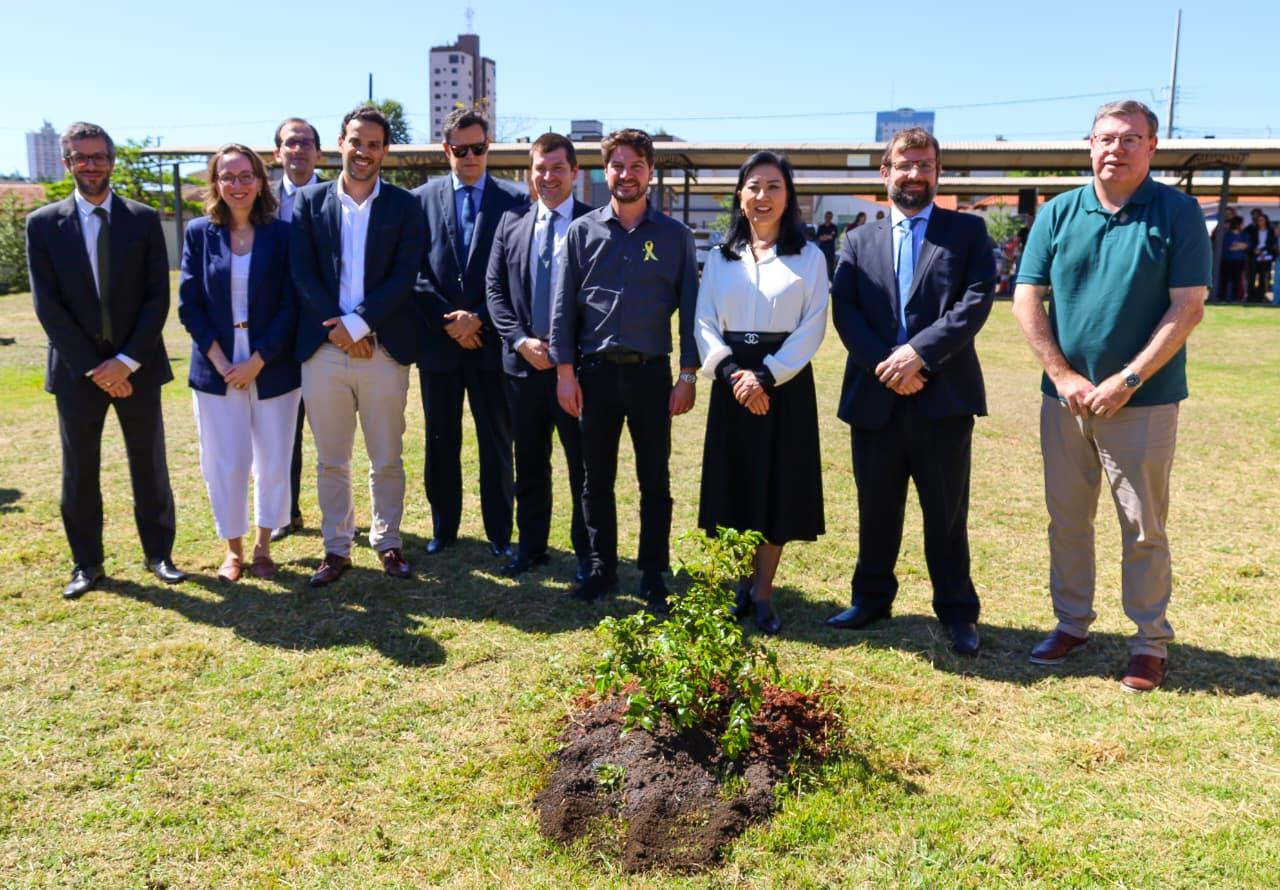 Presidente do TJ-PR participa de plantio de árvores em Arapongas pelo programa 