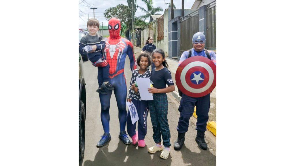 Patrulha da Alegria leva doces e diversão a crianças de diferentes bairros de Apucarana