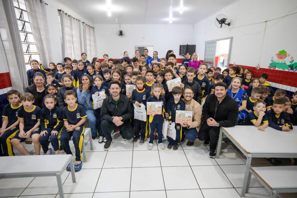 Prefeitura de Apucarana encerra Semana da Criança com distribuição de doces e livros de colorir para mais de 13 mil alunos da rede municipal e alunos da Apae