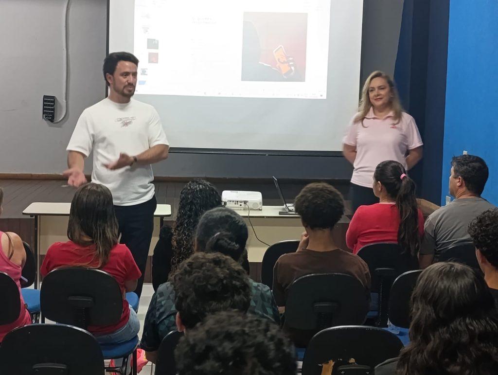 Procon de Apucarana leva orientações sobre golpes digitais a jovens e famílias do CEJA